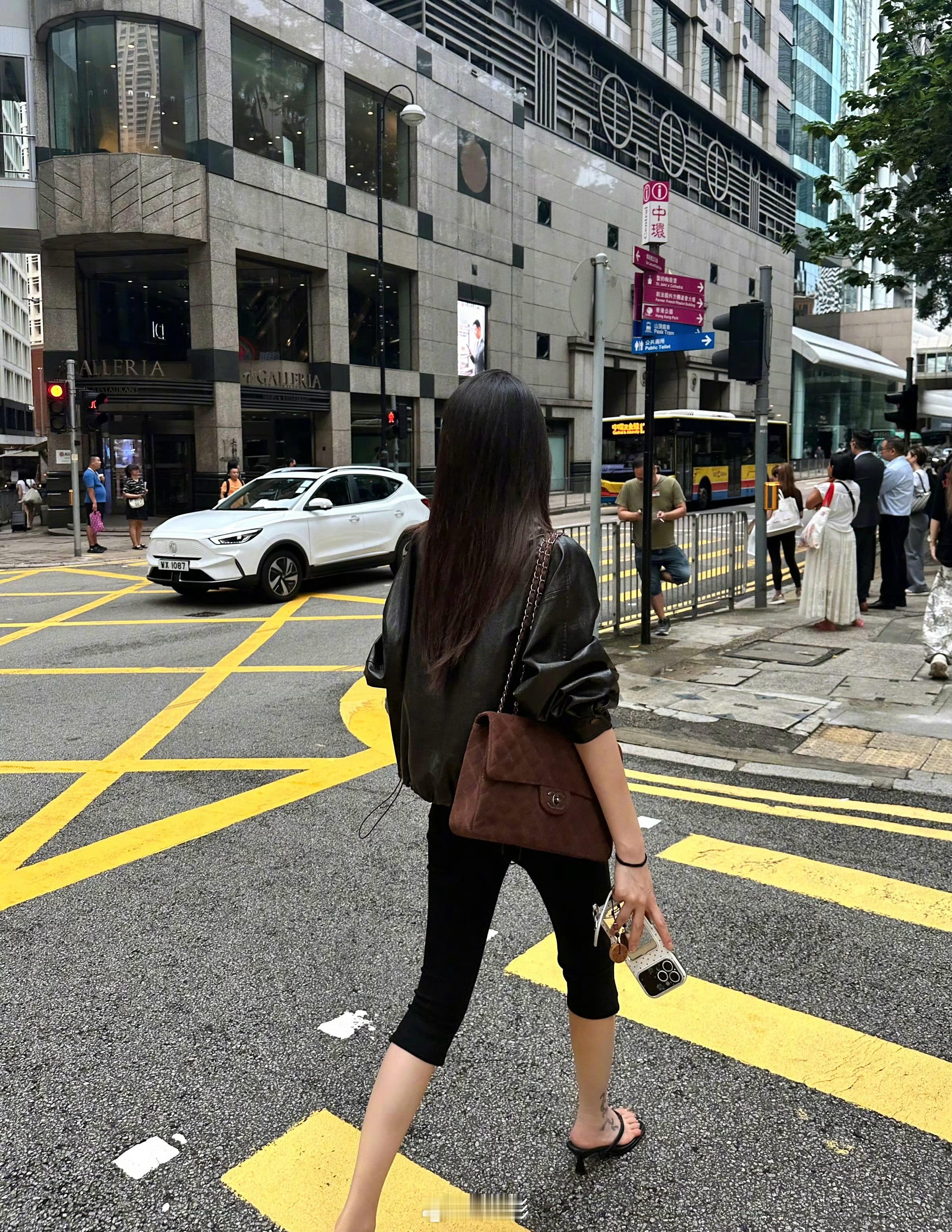 消费升级，香港满大街随处可见iPhone 17 Pro Max！ 