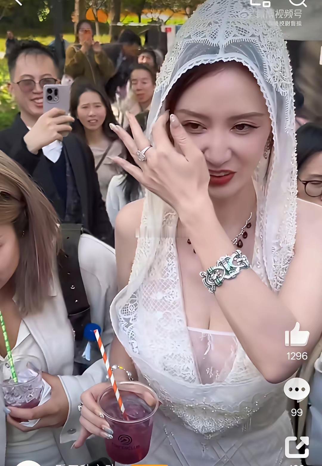 怪不得富豪老公这么宠她呢，确实漂亮！而且看她老公的长相应该是财富自由了！据说他老