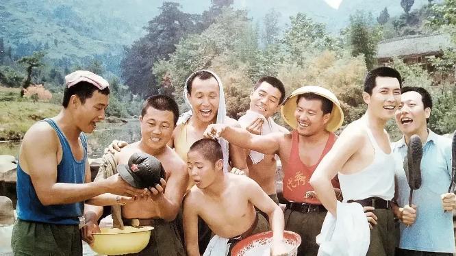 1983年筹拍《高山下的花环》时，谢晋导演亲自到中戏选角，结果他在操场上一眼就相