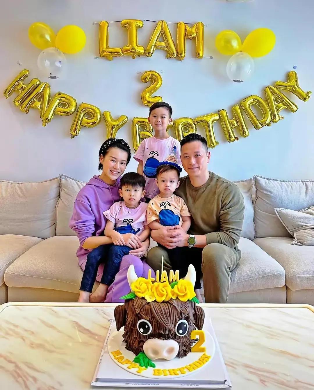 这么温馨的画面
这么和谐的画面
这么喜庆的画面
一家人平平安安
一家人快快乐乐
