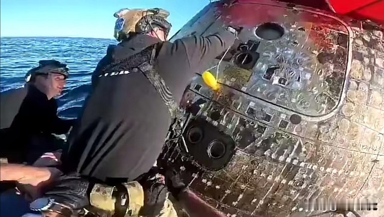 猎户座飞船的舱门竟然是要拿个小扳手在外面打开的，这设计是否有点不科学，看看飞船外