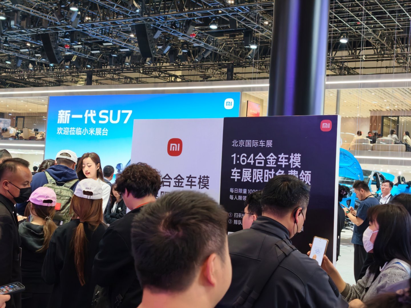 路过小米展台，居然还这么多人，凑近一看原来是可以免费领车模