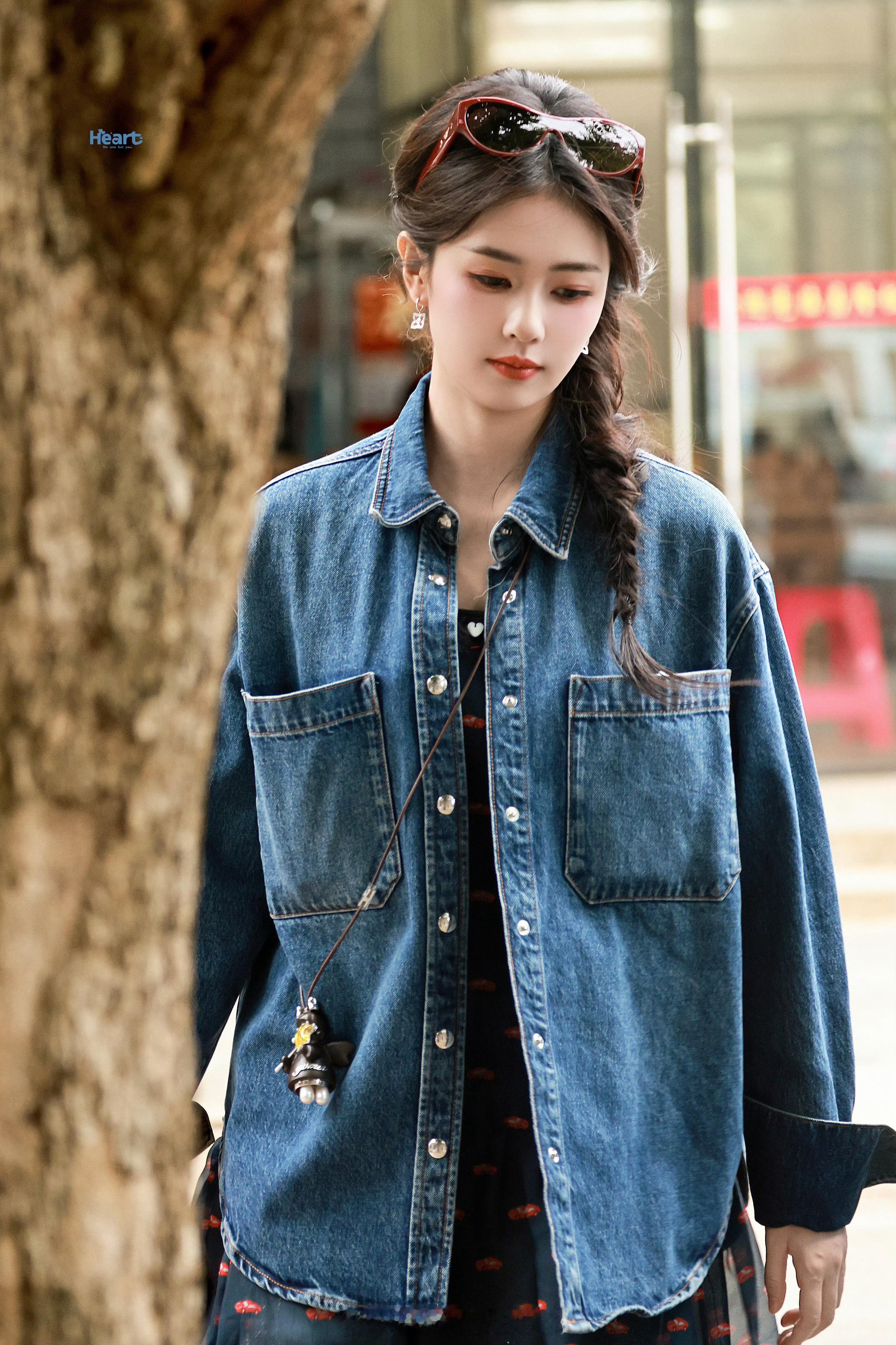 王鹤棣白鹿买菜路透白鹿《亲爱的客栈》上班饭拍 