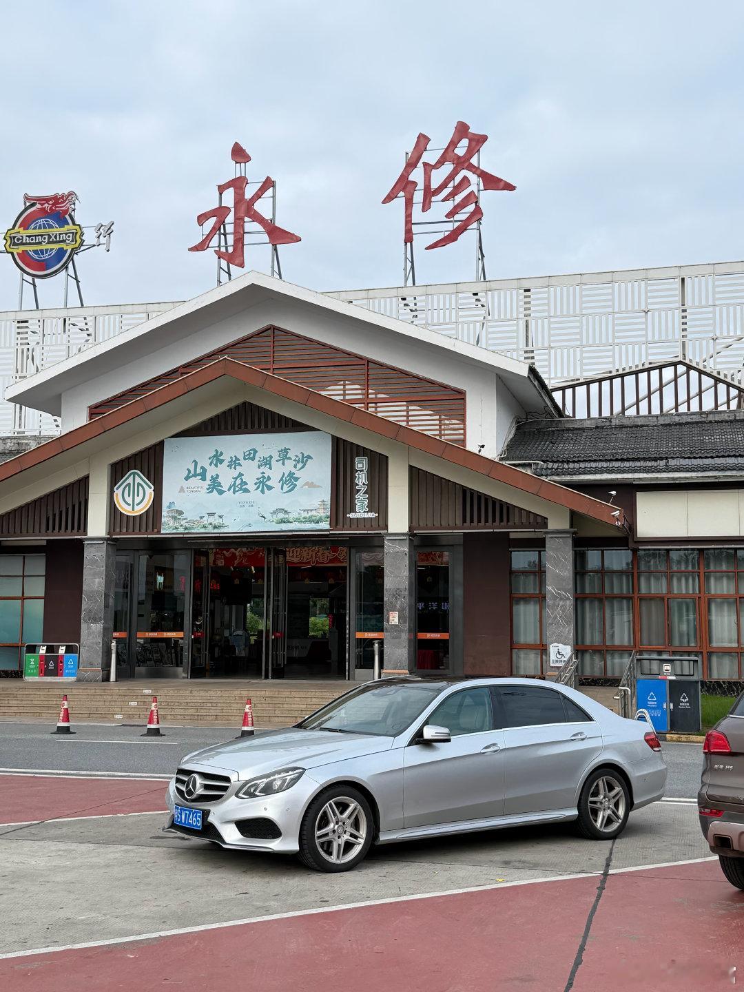 近日分别深度驾驶了W212 E260L和E400L，是这个时期国产奔驰E的两个极