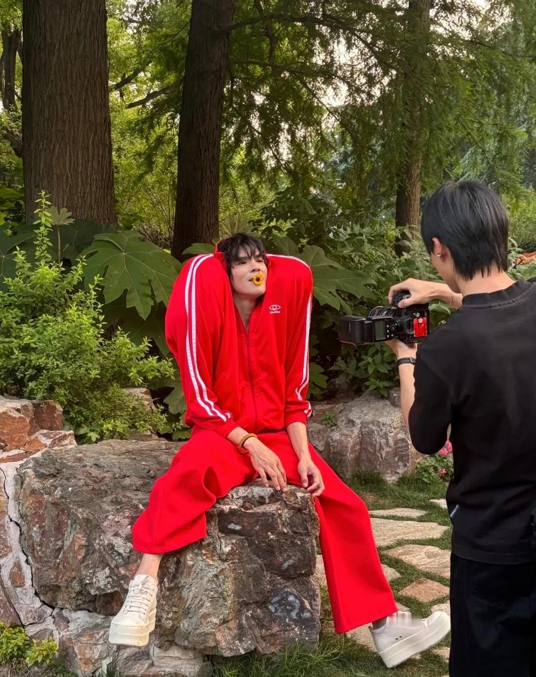 向左又放大招了，这造型我给他打满分！

这两年向左很火，大家都有目共睹。向左火的