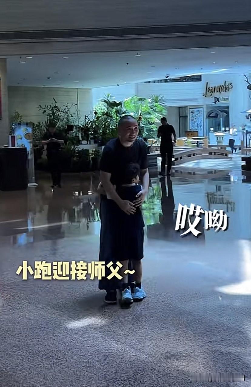 邹市明和冉莹颖的小儿子正式拜少林寺第三十四代弟子释延光为师傅，师傅给他赐名释恒一