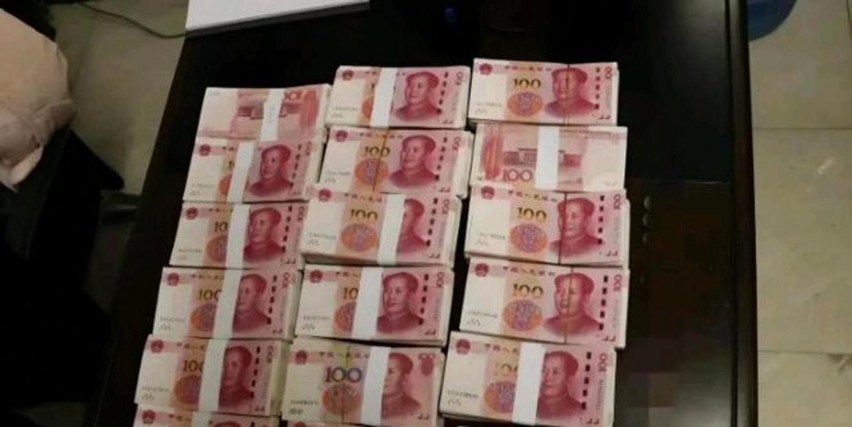 湖南常德，一女子在银行快下班时到柜台办理1500元的取款业务，不料，大堂经理告知