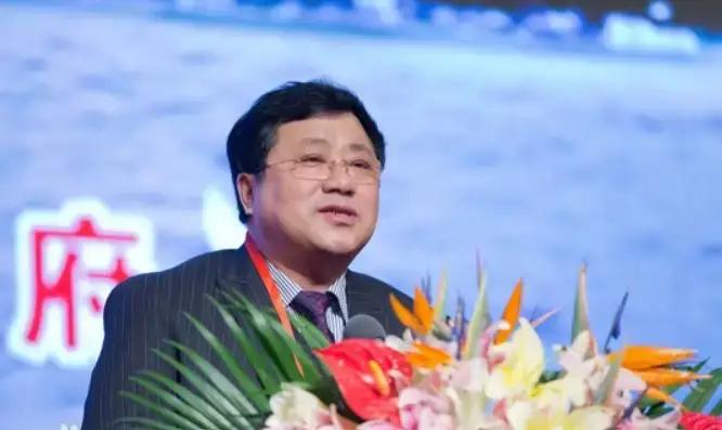 这个男人大学毕业，曾任沈阳弹簧厂厂长。他有钱了，就想去从政，他总觉得自己怀才不遇