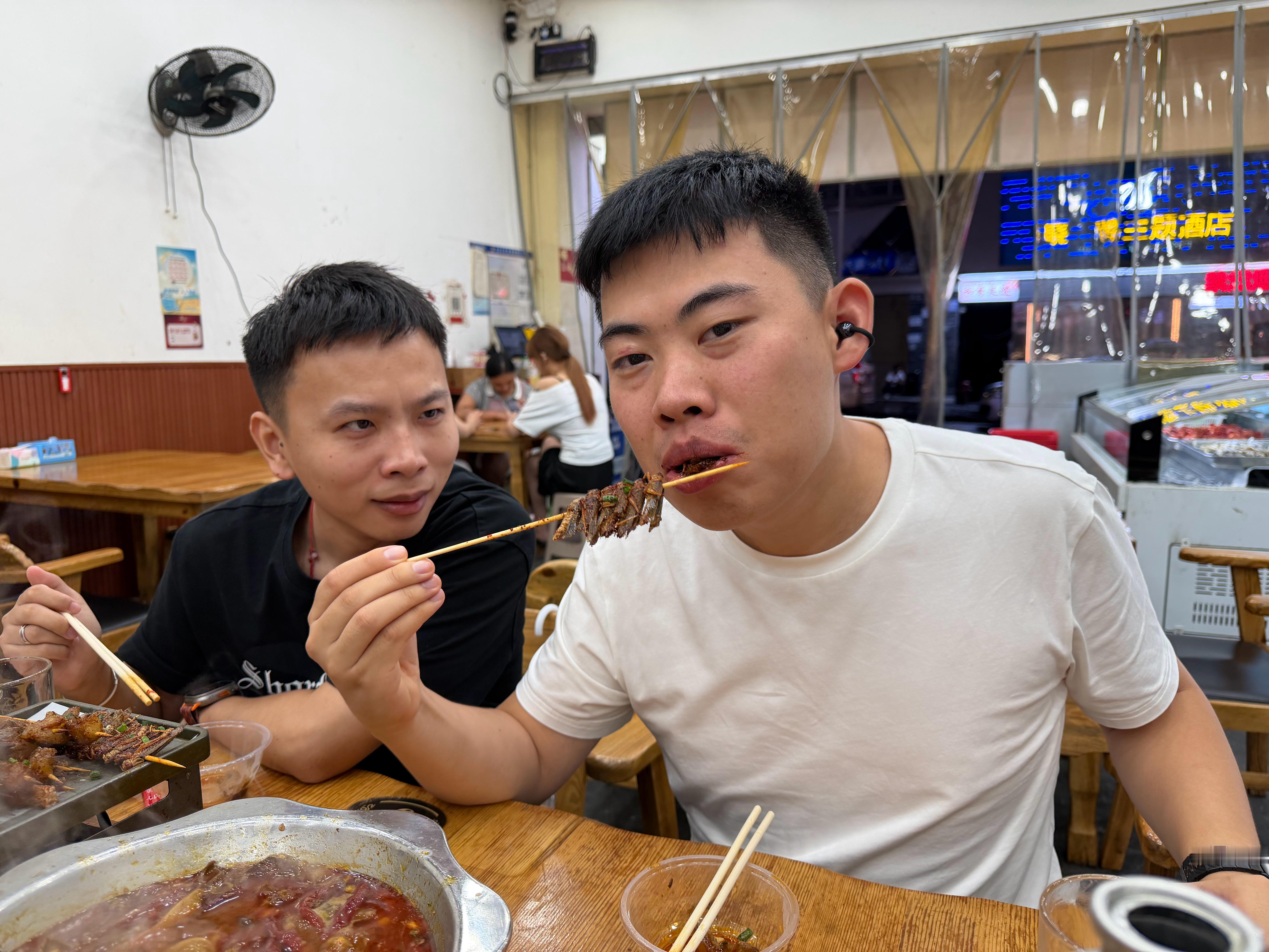 开了12小时的车，抵达目的地[流鼻血]必须来个小烧烤，你们那边吃蚂蚱吗？ ​​​