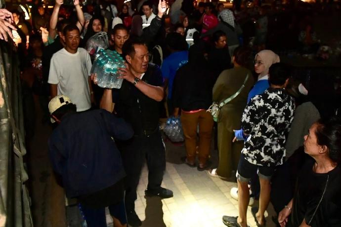 泰国总理阿努廷再次支援合艾灾区，还亲自扛矿泉水，拎着食品等救济物资为灾民分发。