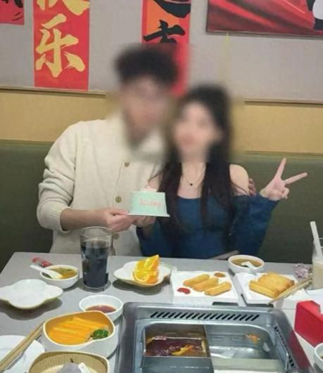 “必须死刑！”陕西西安，一名22岁的女孩受不了男友变态般的控制欲，决定分手。男子