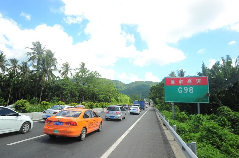 开车回老家，千万别在高速上推车！最近有起事故，司机明知电车只能跑80公里，却坚持