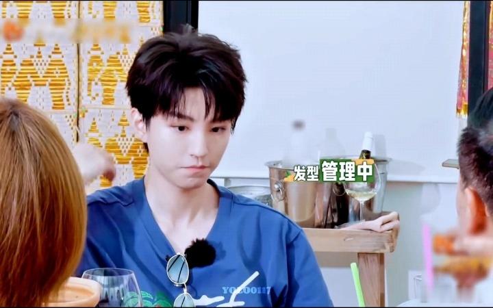 姜妍提醒王俊凯整理头发姜妍提醒王俊凯捋头发 姜妍姐姐真的好细心，坐一起聊天都能注