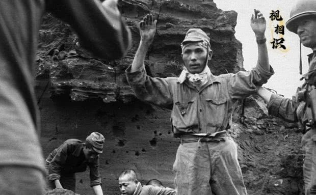 1945年，冲绳岛战役中，日军向美军投降的场景。这场战斗打得异常的惨烈，因为冲绳...