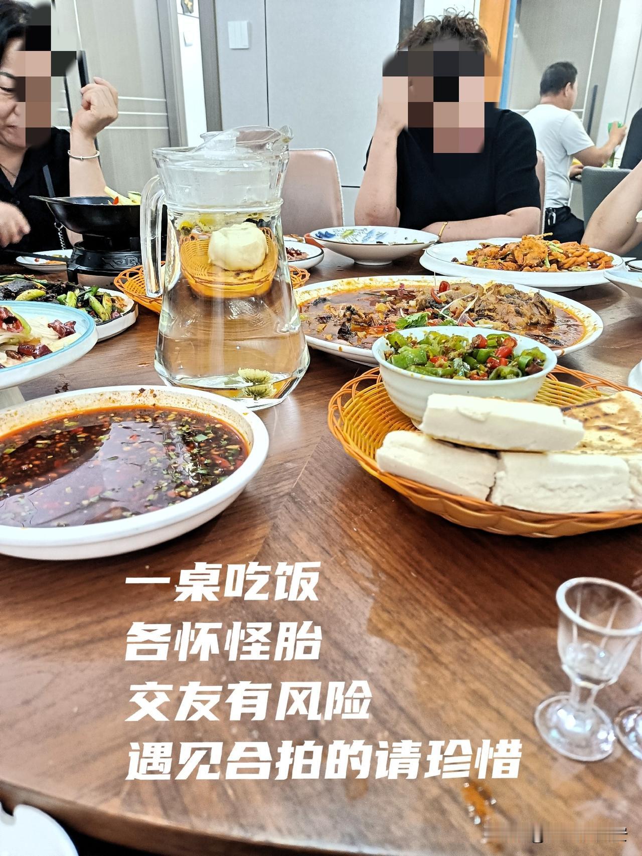 我认为越多越好，话说，朋友多了路好走，多一个朋友多一条出路。

尤其像我们这种只