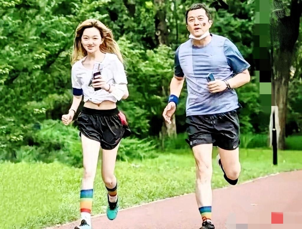 李亚鹏这次又开心了，不是赚钱了，也不是有新项目了，而是他女儿李嫣的一个发文。
