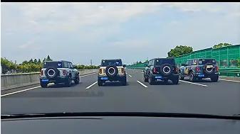 交警回应4辆吉普车高速并行汽车内容 高速公路不是车队拍照的背景板。这四辆吉普车大