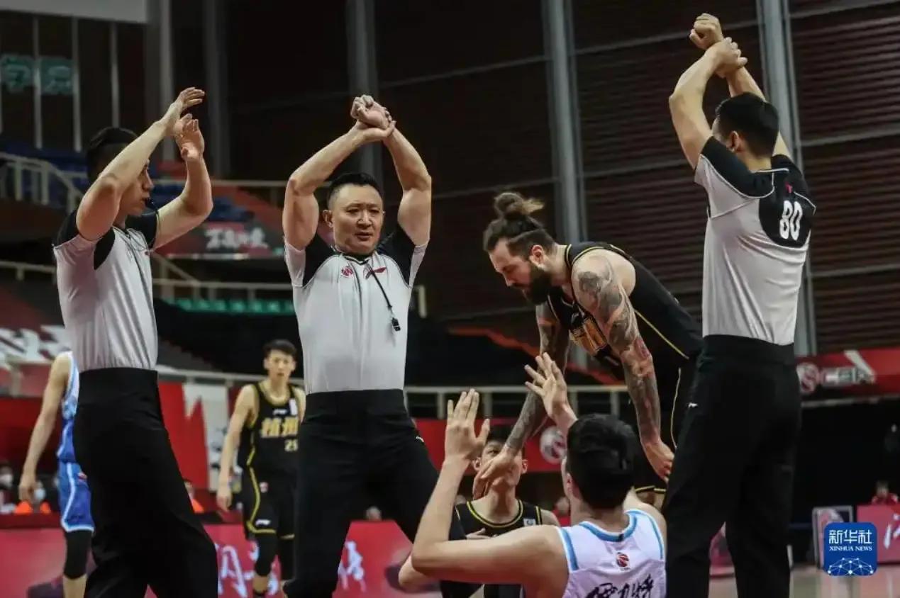 名哨闫军来了，今晚的CBA总决赛g2注定不平常！

据国内媒体透露闫军将作为中方