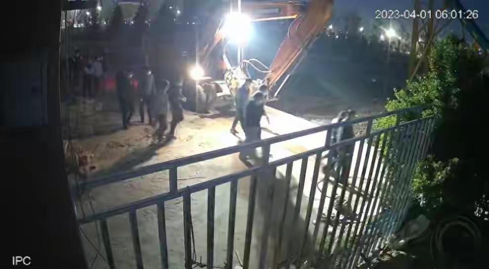 清晨十余人持械入户强拆，房主反击致1死3伤！法院认定正当防卫无罪，驳回死者家属索
