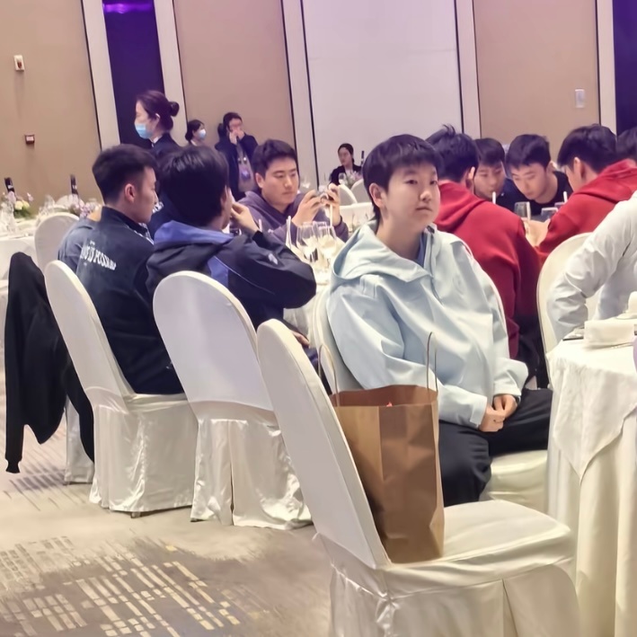 晚宴萌图 坐的很近嘛🫰🏻 