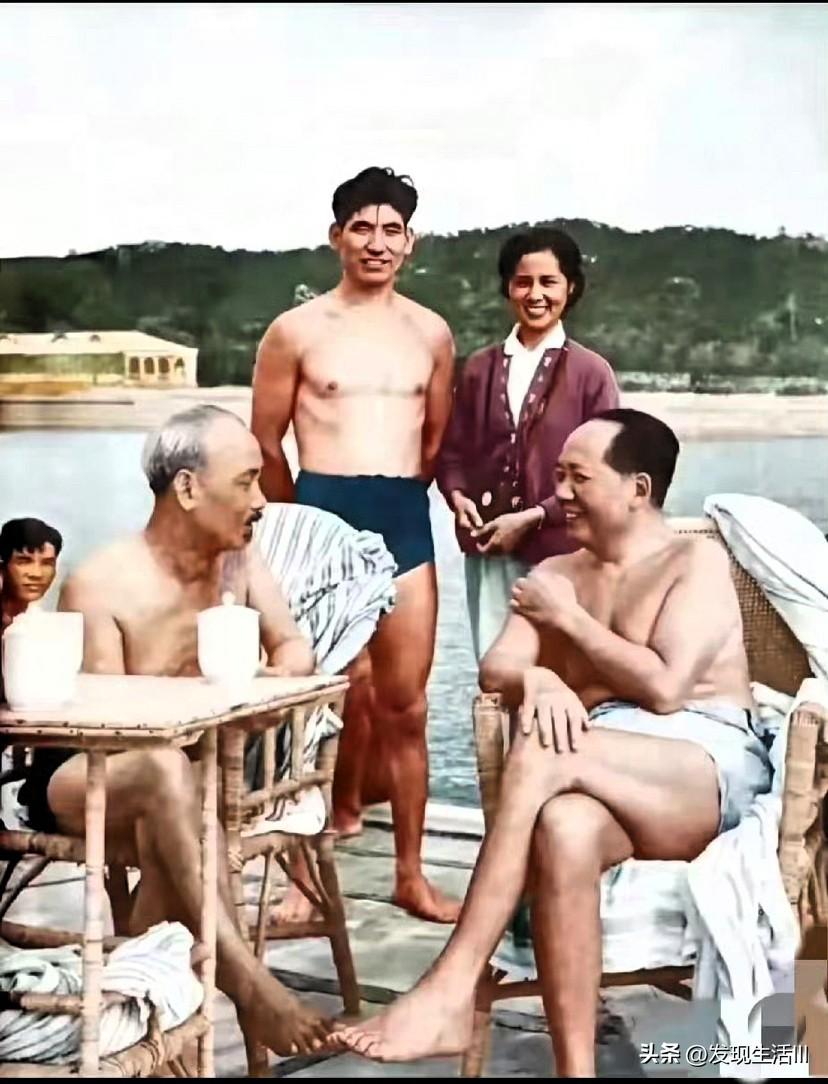 这张照片应该拍于北戴河，沙滩上，教员与胡志明刚从水里上来，光着膀子亲切交谈，这种