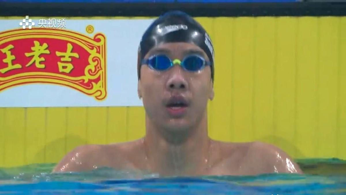 两块金牌，他真全揣走了。

不到两小时，连干两枪决赛，还越游越快。

1500米