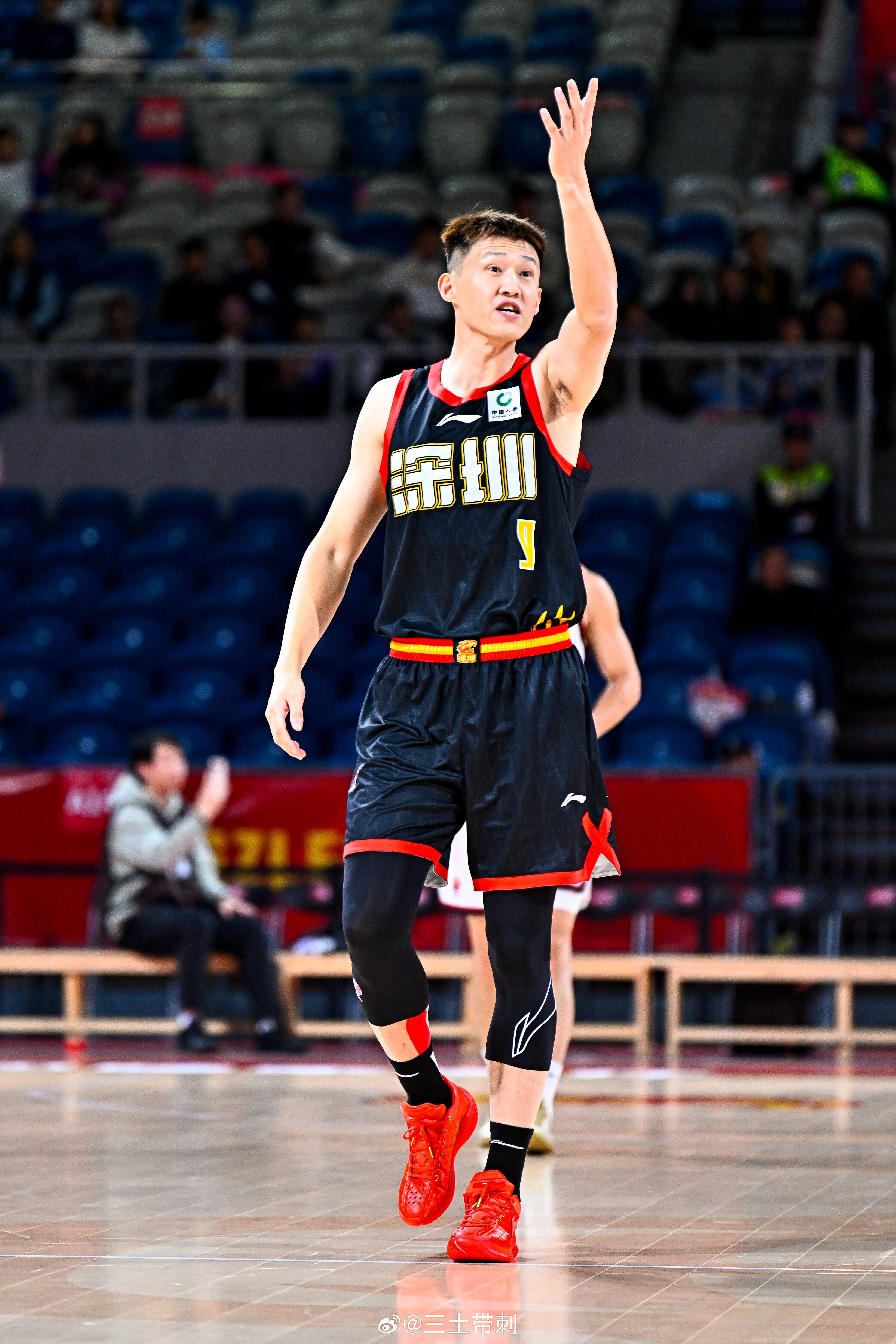 cba 最近不少球员都上脚了驭帅20故宫配色！这个红，太好看了！ 