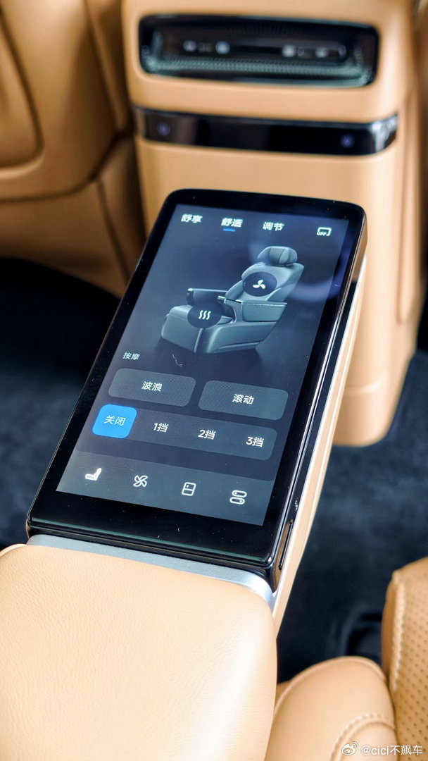 在岚图店里看到了30.99万的梦想家冠军版，竟然带华为乾崑ADS 4.0+192