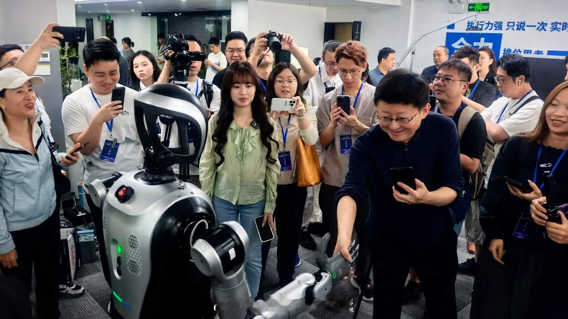 全运会火炬手机器人 「（有視頻）深圳首個机器人 火炬手亮相 … （大公文匯網記者