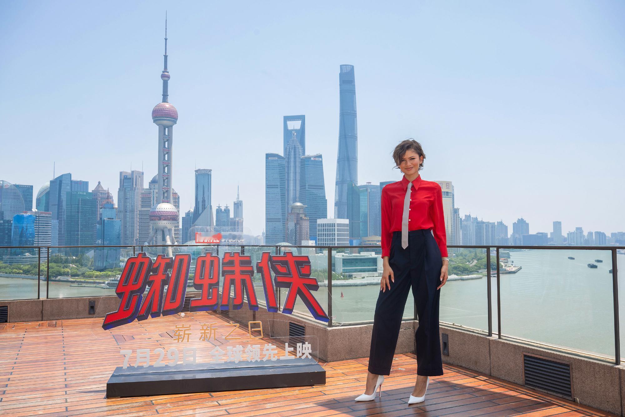 赞达亚Zendaya和荷兰弟Tom Holland现身上海外滩，在东方明珠前合影