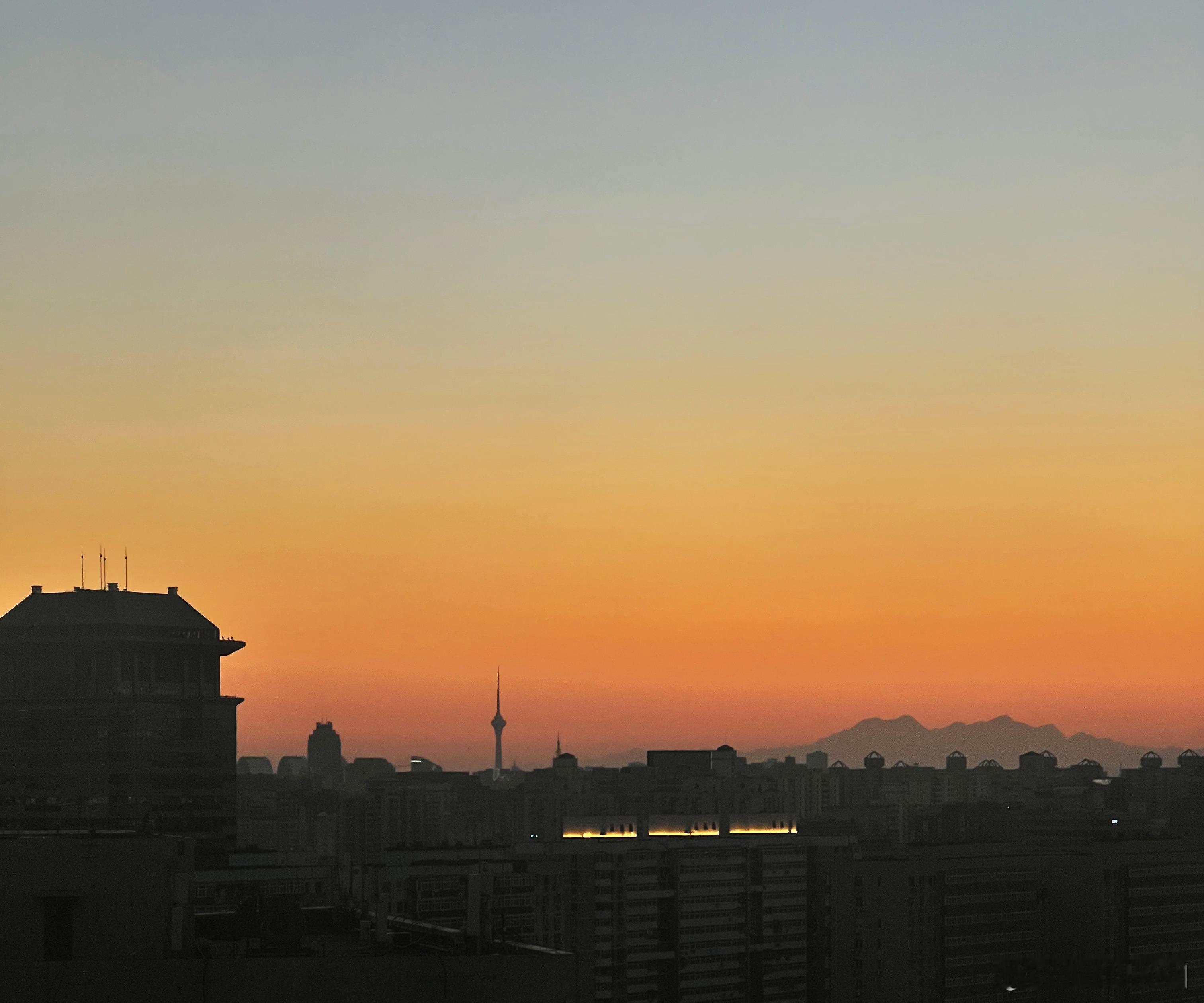 黄昏中的装垫儿塔 北京