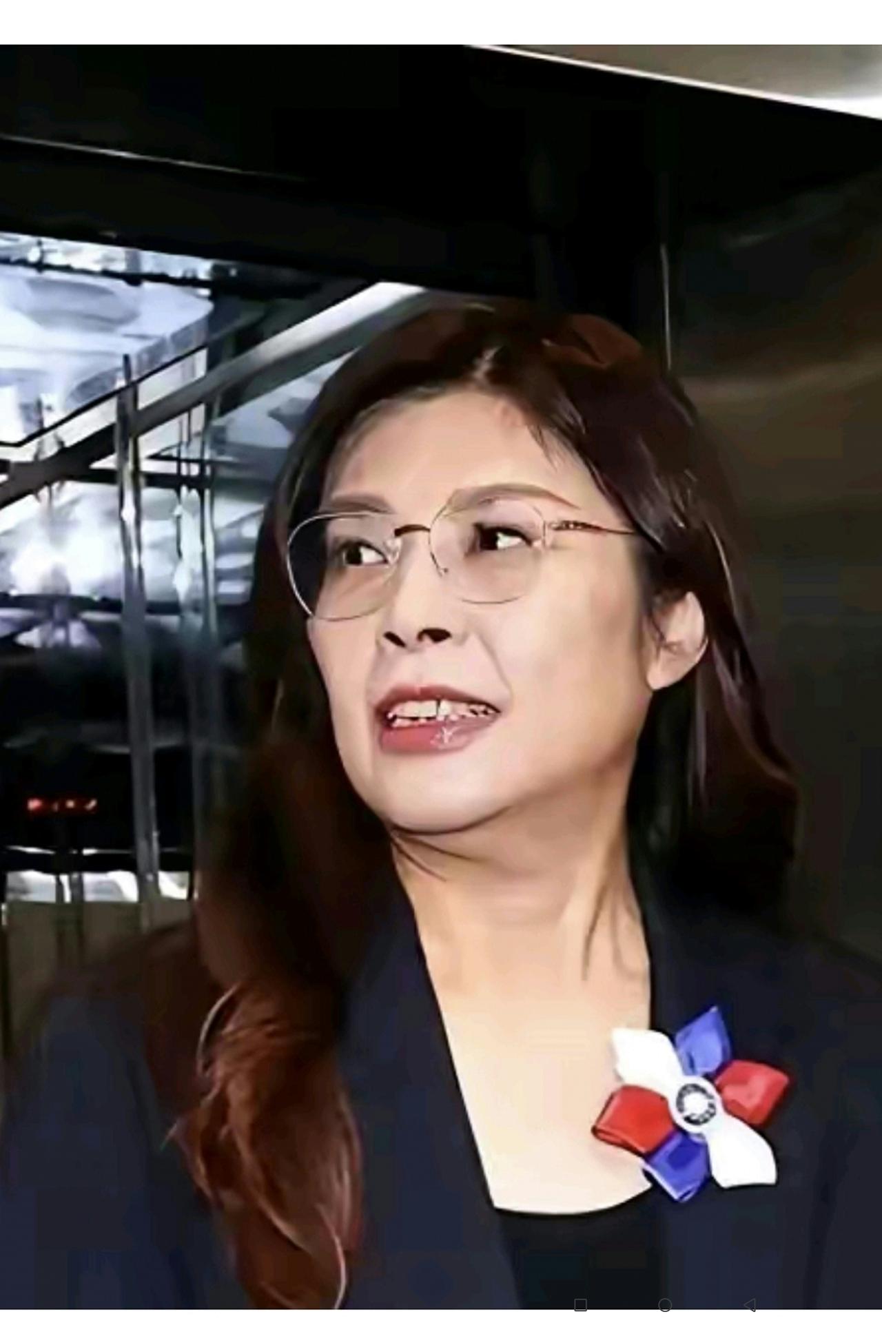 有人说：郑丽文来大陆时说话好听，契合祖国统一的节奏。可实际上，郑丽文在担任国民党