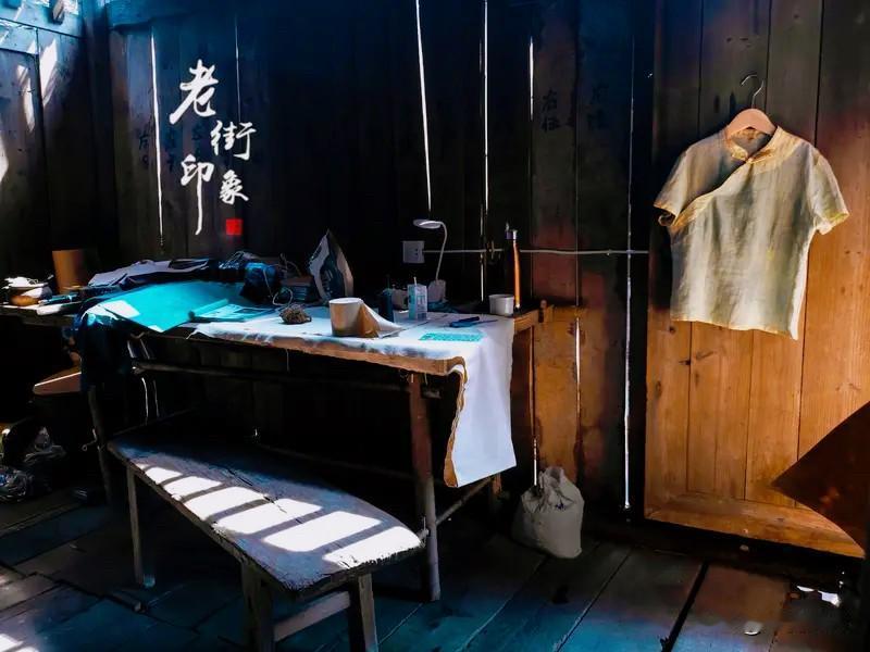 晨光微熹｜一生顺遂

巷口那家老裁缝铺，今早挂出了一件新做的中式褂子。

针脚细