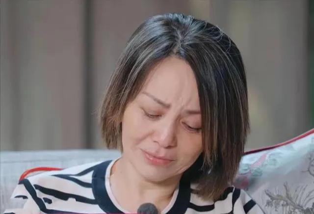54岁的王琳自曝″家丑"，说自己被17岁的儿子扇耳光，牙都打出血了，还顺带说自己