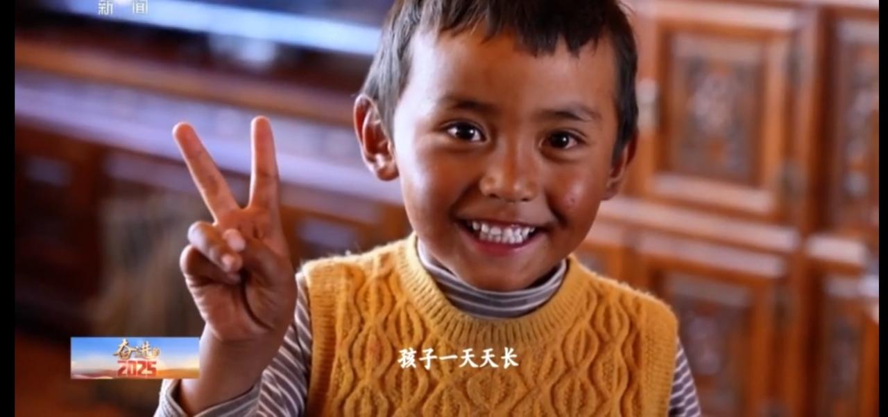 孩童扬起的笑脸比出胜利手势，是成长里最纯粹的希望；军人列阵前行，红旗猎猎，是家国