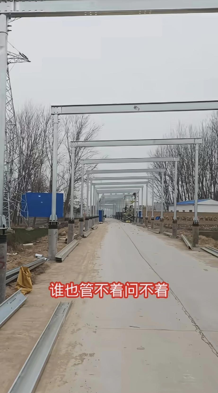 道路光伏廊道，充分开发道路上方立体空间，不占用耕地，乡村道路架设可遮阳挡雨，高架