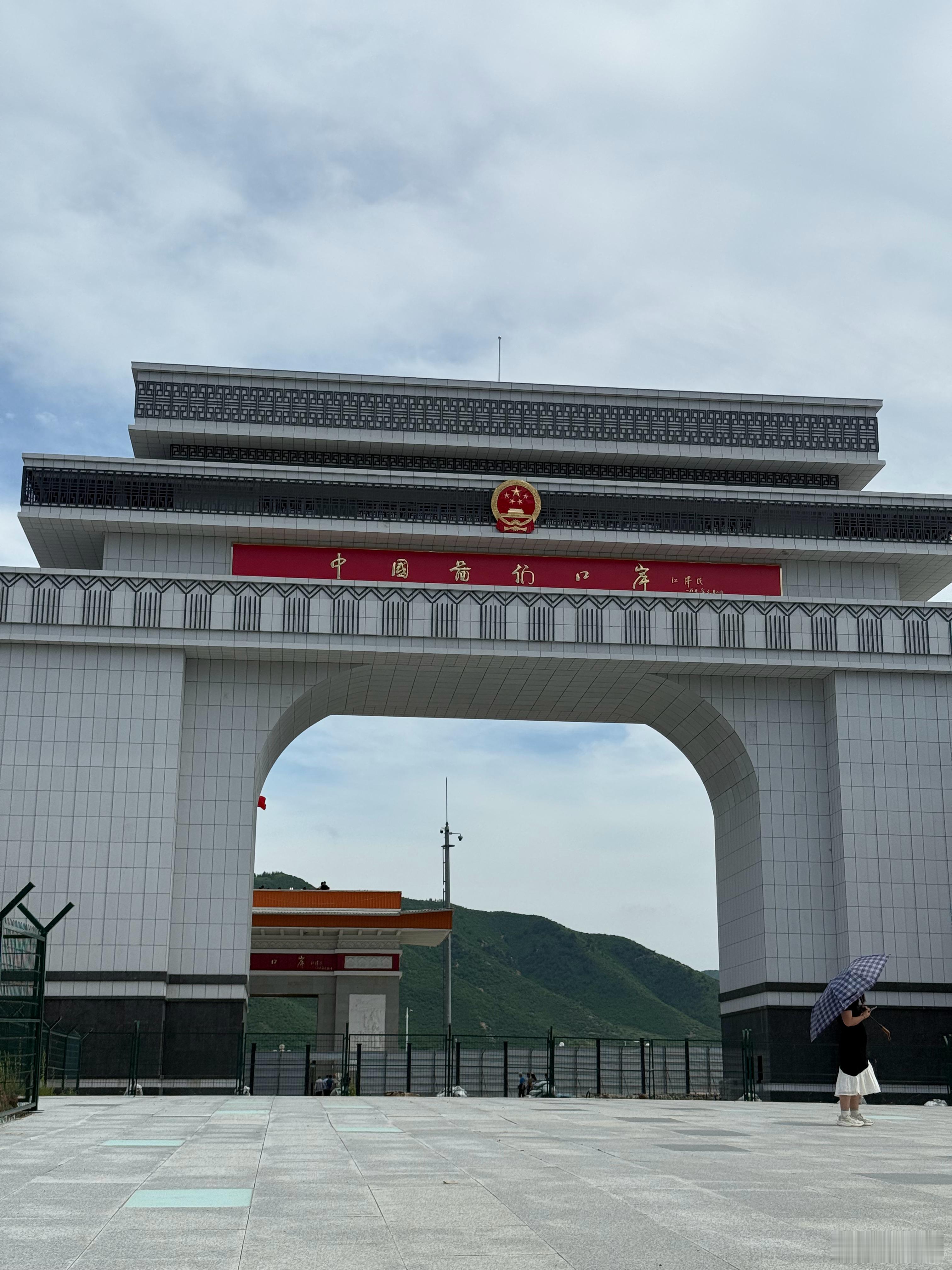 图们口岸今天特别热不适合观光有个大姐自从我们下车后一直想拉我们去一个啥网红景点，