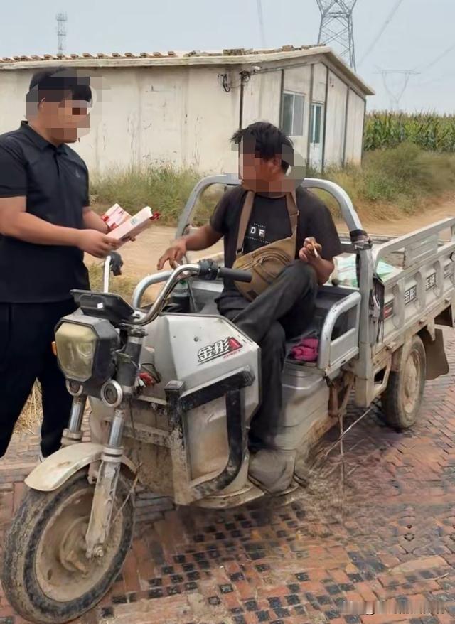 河北沧州，迎亲车队马上就倒新娘家了，一辆三轮车忽然从路边拐出来，横在了车队正前方