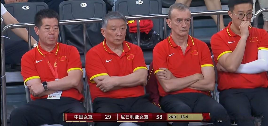 中国女篮半场29-58尼日利亚女篮，半场结束竟然输给对手29分。
    万万没