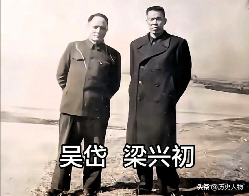 1950年代，吴岱将军、梁兴初将军的一张留影，二人是抗美援朝“万岁军”38军的核