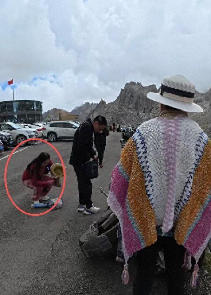 青海莲宝叶则景区最近出事了。一位红衣大妈乱动别人的摩托车，结果车翻了，油箱撞坏、