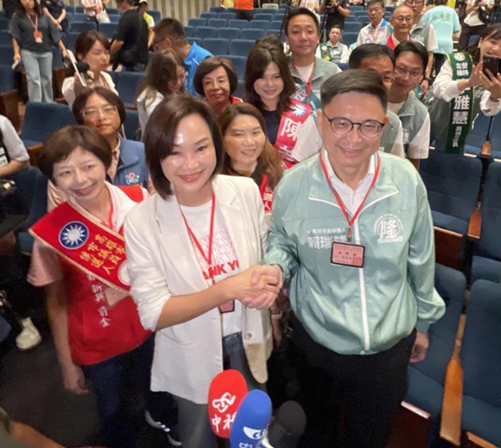 2026年高雄市长选战首场电视辩论于10月30日晚8点正式登场，这是蓝绿参选人柯