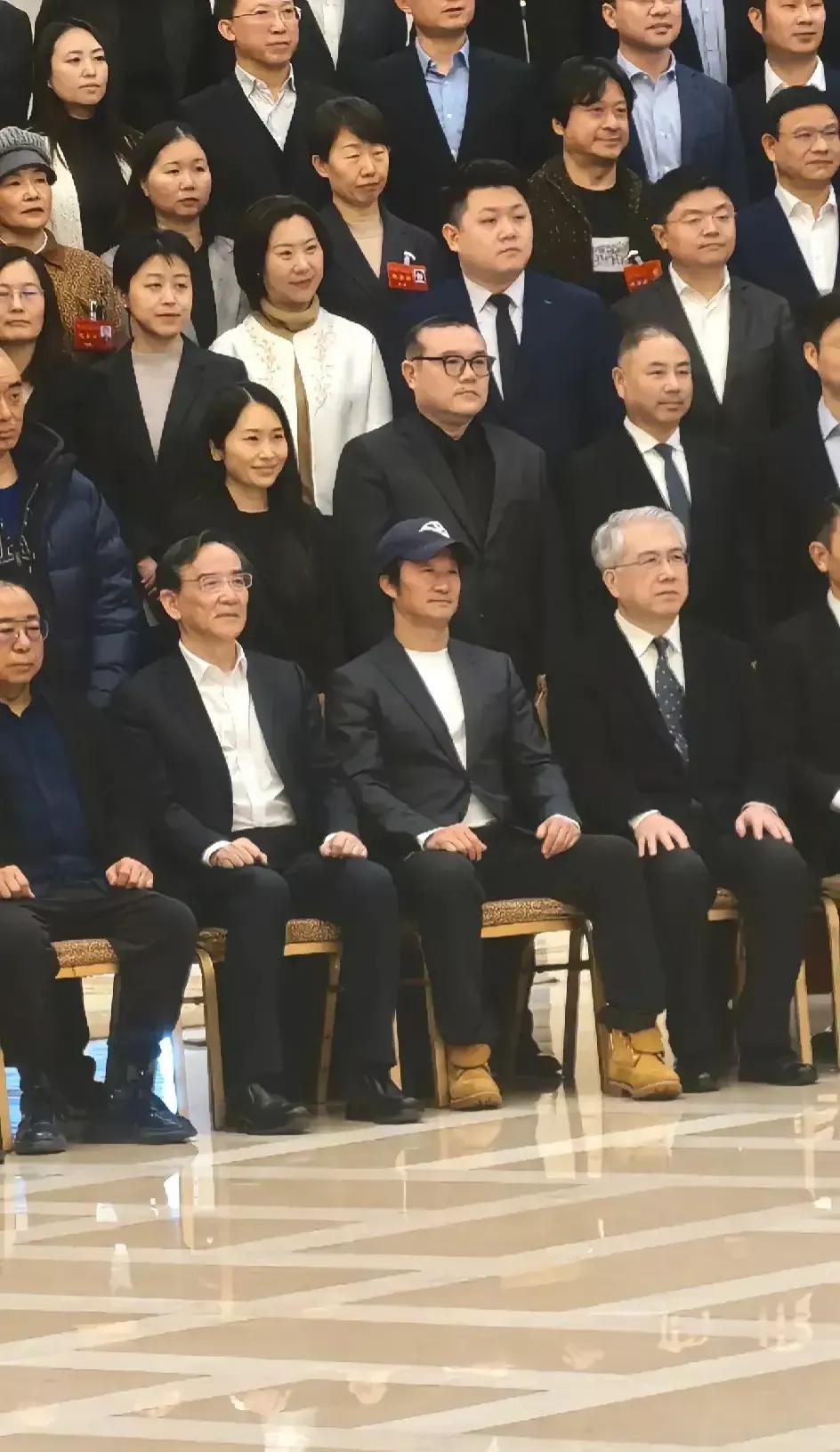 只有吴京一个人戴着帽子。
300亿影帝，可以任性一点！#怎么形容吴京#