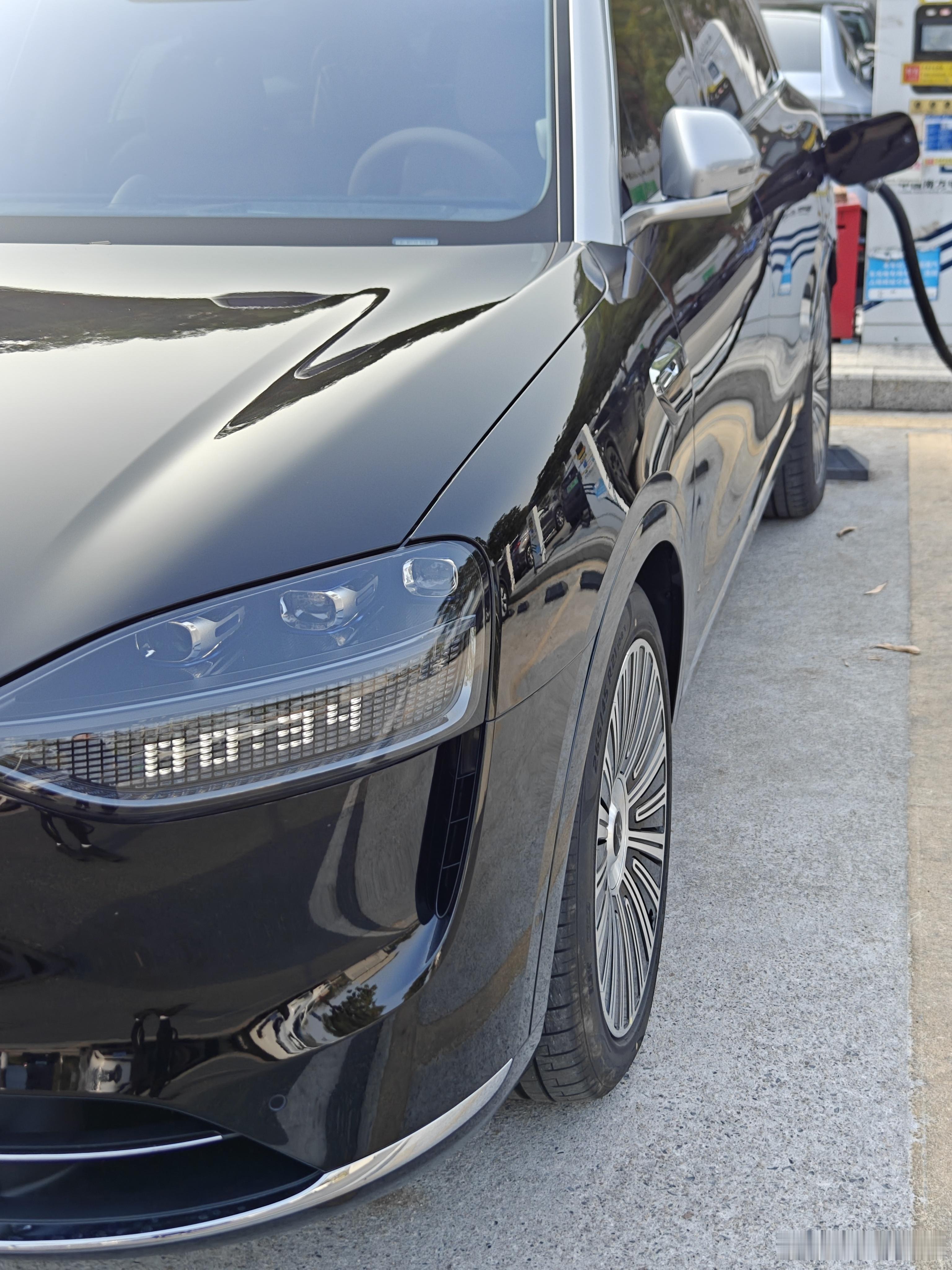 问界m9 这个设计挺好的，充电的时候在大灯显示剩余时间 