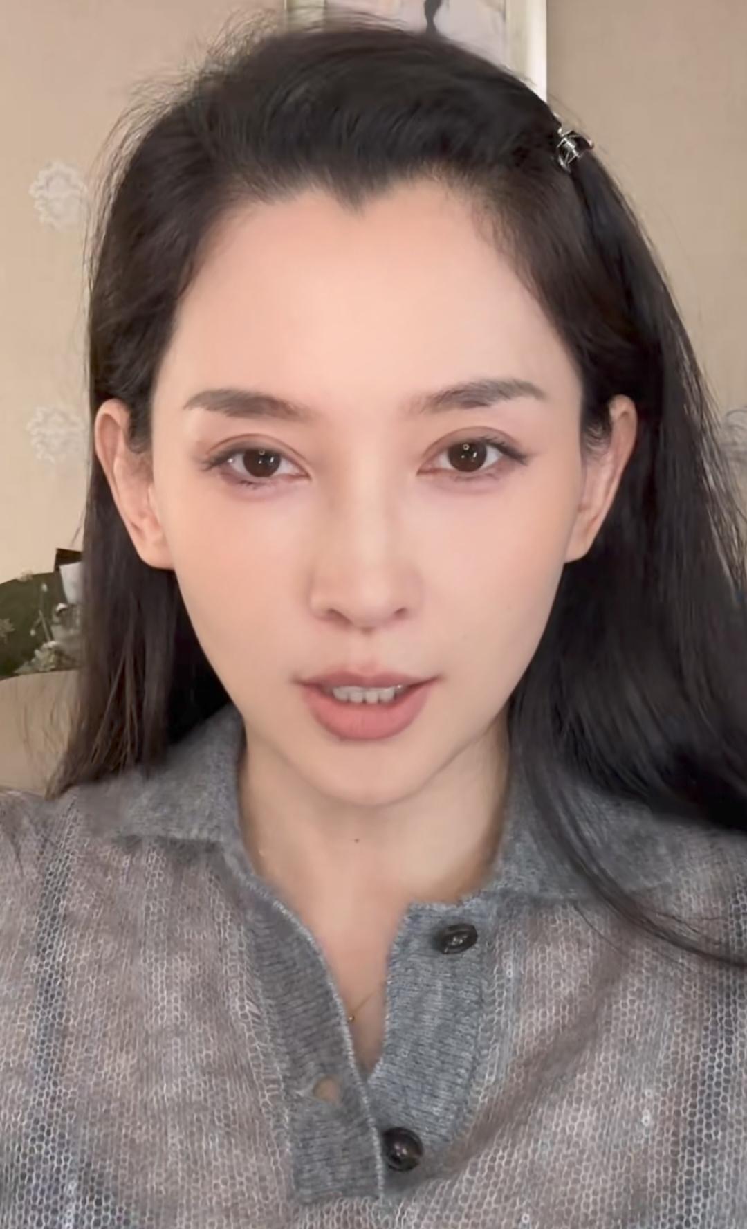 森林北教大家化妆，意外撞脸了李冰冰！这一点以前都没发现。

她刚出来时，大家都觉