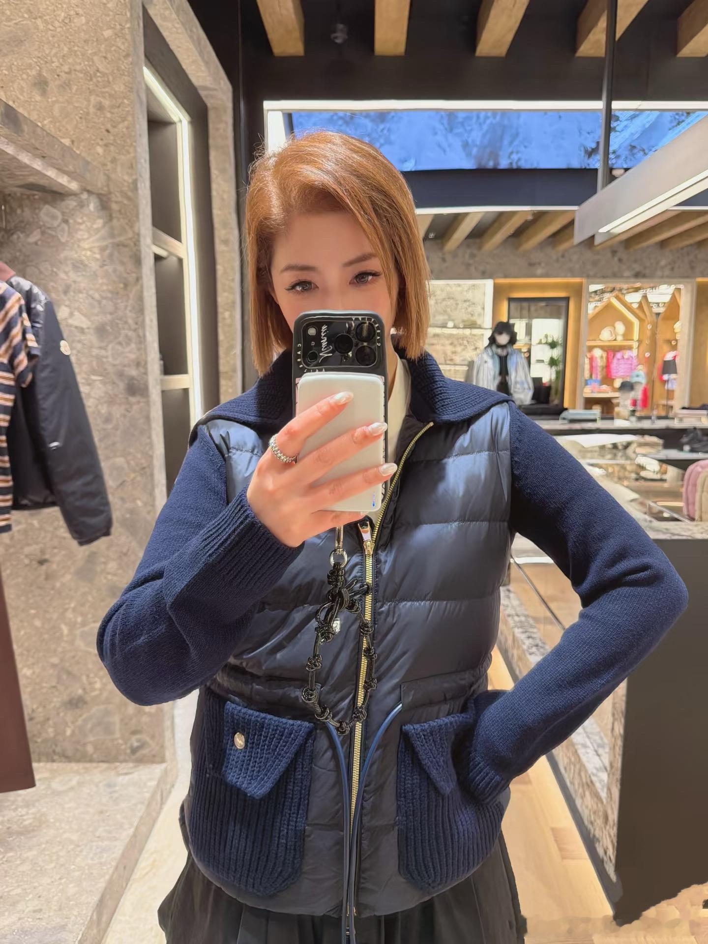 Moncle*针织拼接羽绒服 整件羽绒内芯保暖够用 领口和袖子做了针织拼接，两种