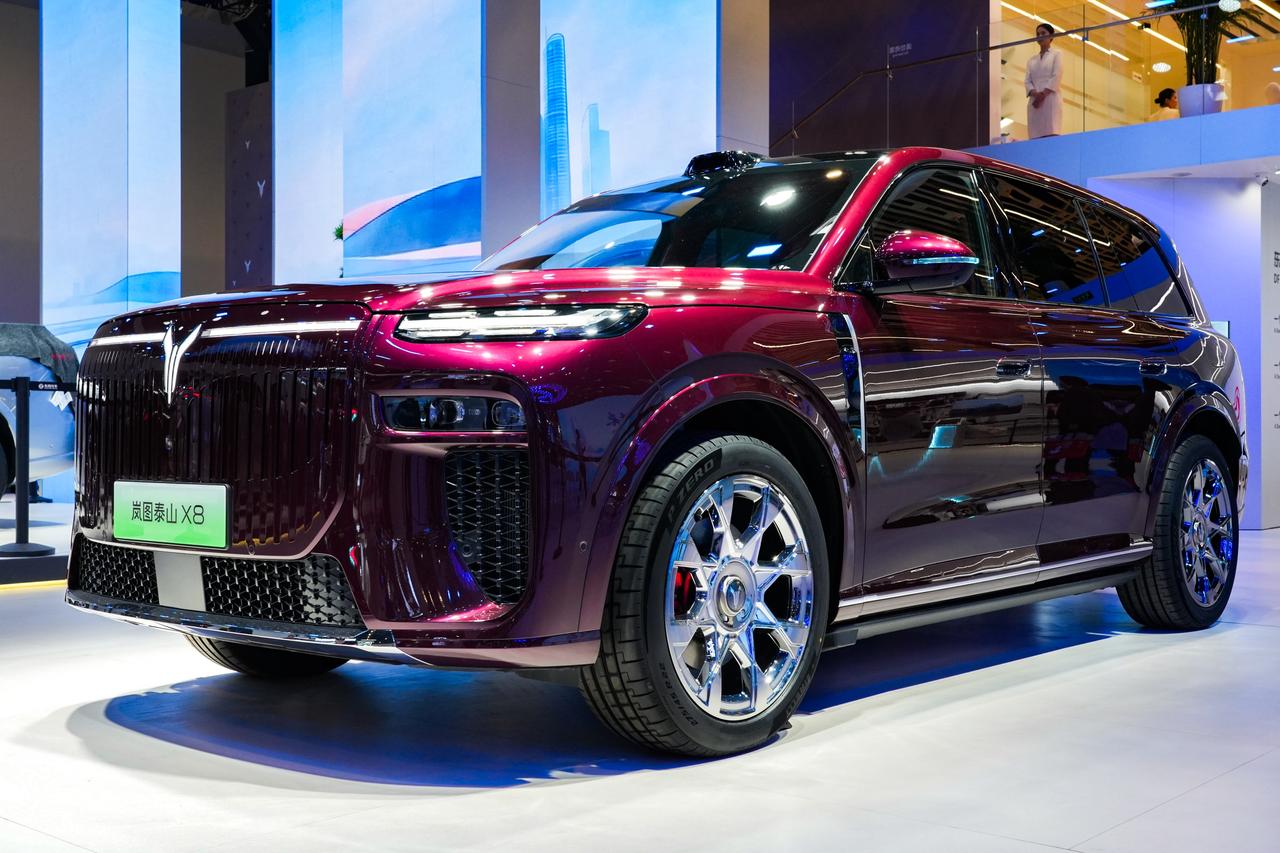 2026北京车展首日，岚图汽车以“SUV+MPV+轿车”全系高端矩阵亮相A3馆。