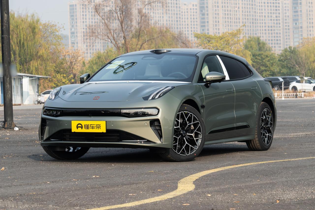 极氪001，这蛤蟆眼越看越上头是怎么回事？
第一次见朋友提的极氪001，我脱口而