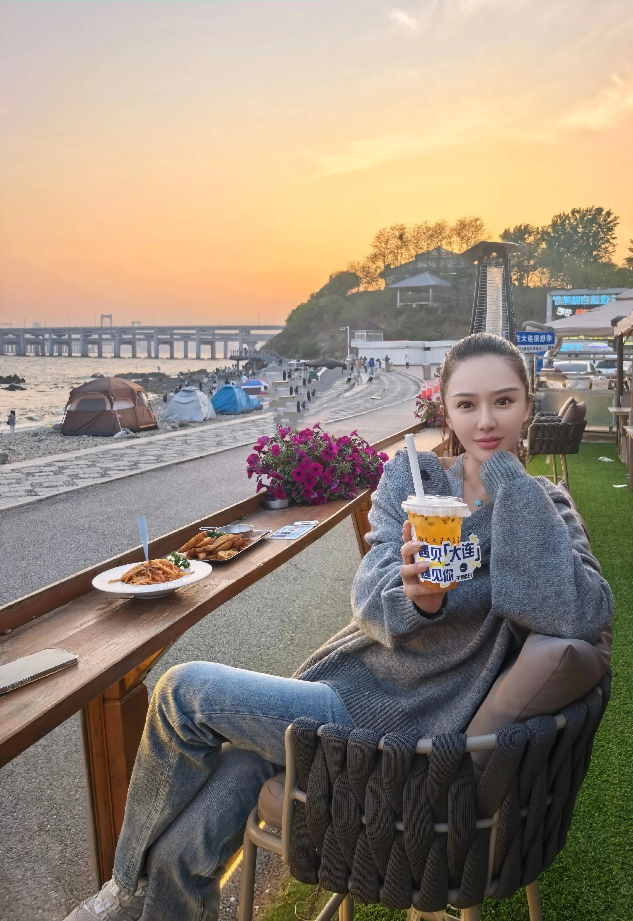 你会迎着风，飞鸟越过海面。 你会翻过山，看见万丈青天。