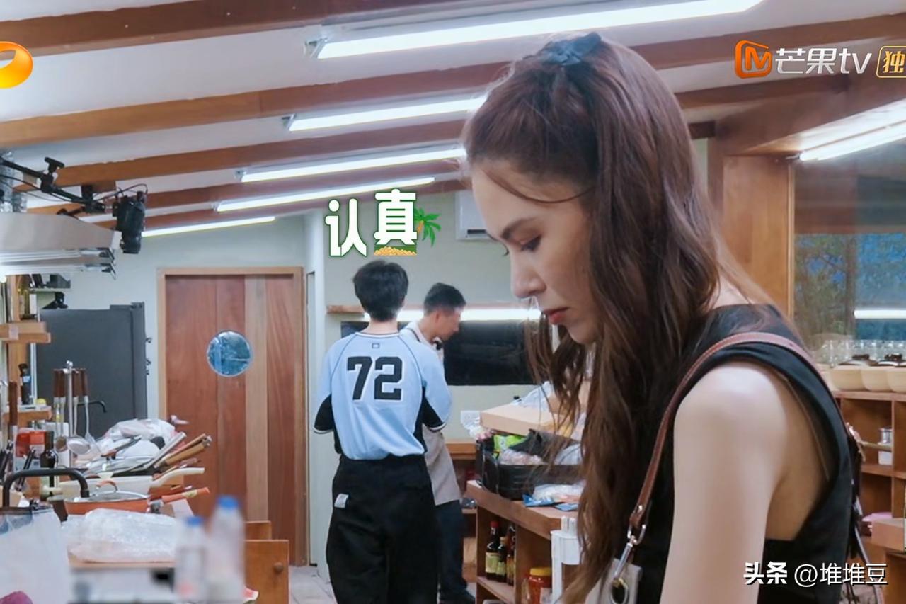 黄晓明徒手劈开两个西瓜后，昆凌把西瓜切给大家吃了。虽然中餐厅全员都赞昆凌切的西瓜